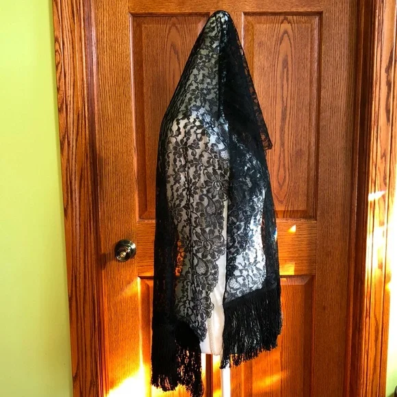 NEW LISTING! Vintage Lace Wrap w/Fringe - Picture 4 of 8